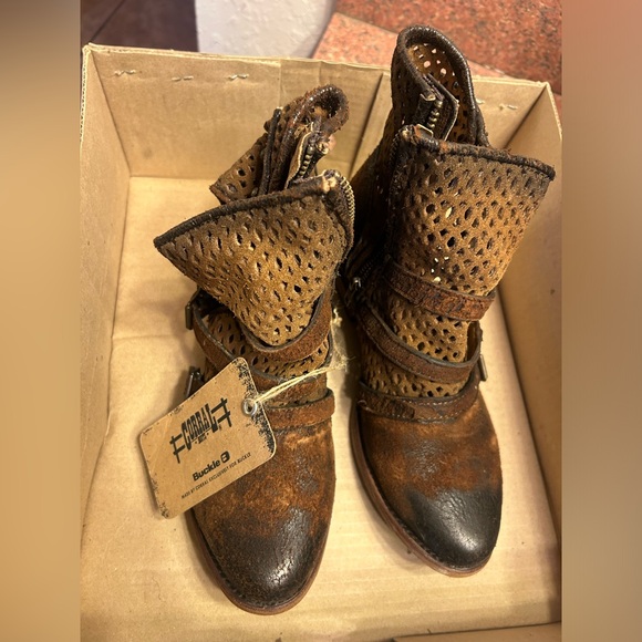 Corral Boots Indie Spirit Women's Brown Lamb Cut Out Bootie - Picture 3 of 5